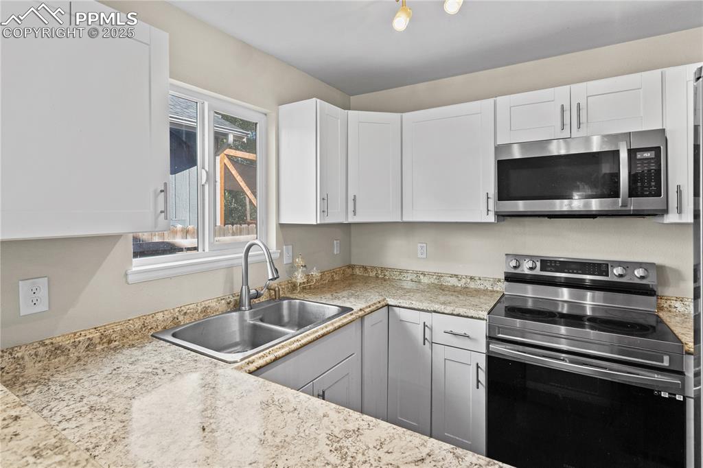 Image 10 of 33: Kitchen