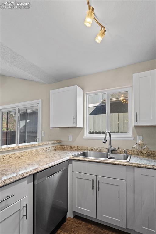 Image 11 of 33: Kitchen