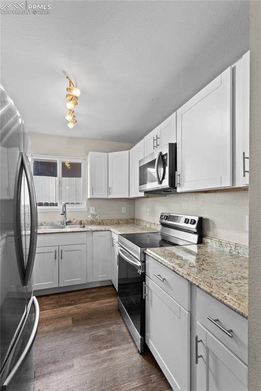 Image 12 of 33: Kitchen