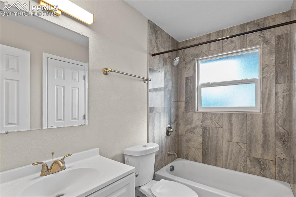 Image 15 of 33: Bathroom