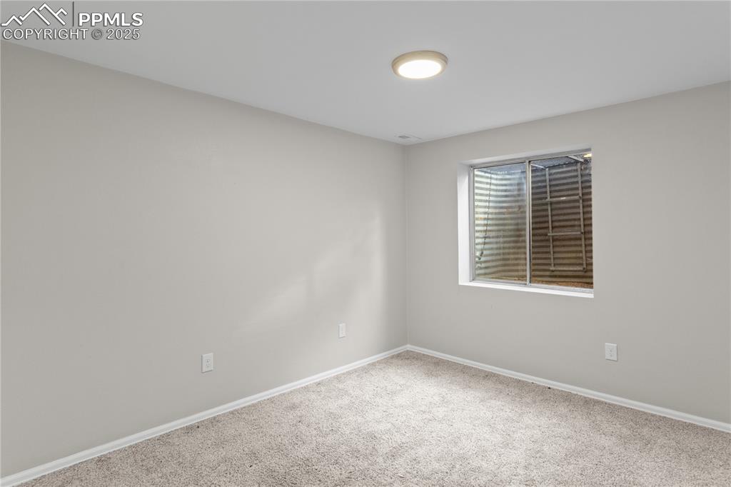 Image 27 of 33: Bedroom