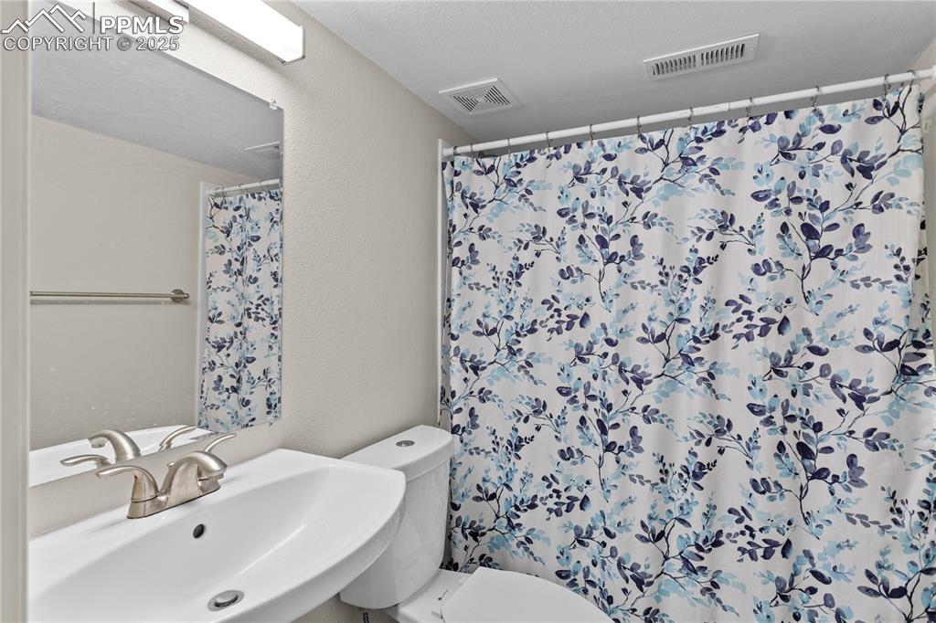 Image 28 of 33: Bathroom