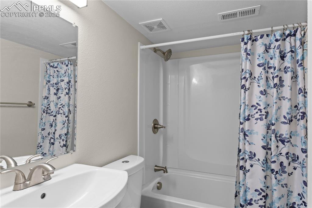 Image 29 of 33: Bathroom