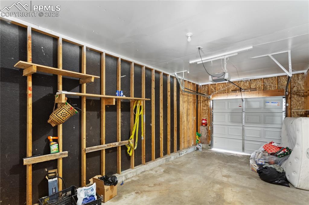 Image 31 of 33: Garage