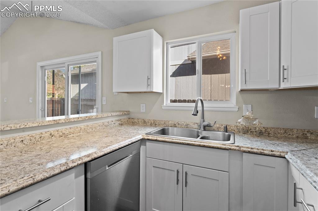 Image 9 of 33: Kitchen