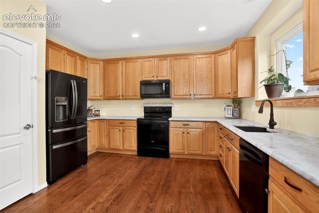 Image 26 of 46: Kitchen