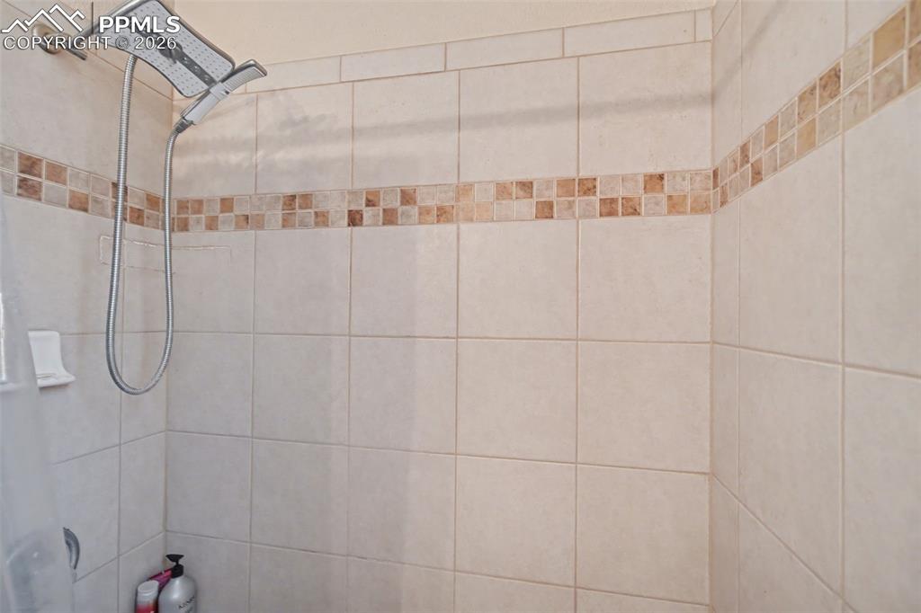 Image 12 of 28: Bathroom