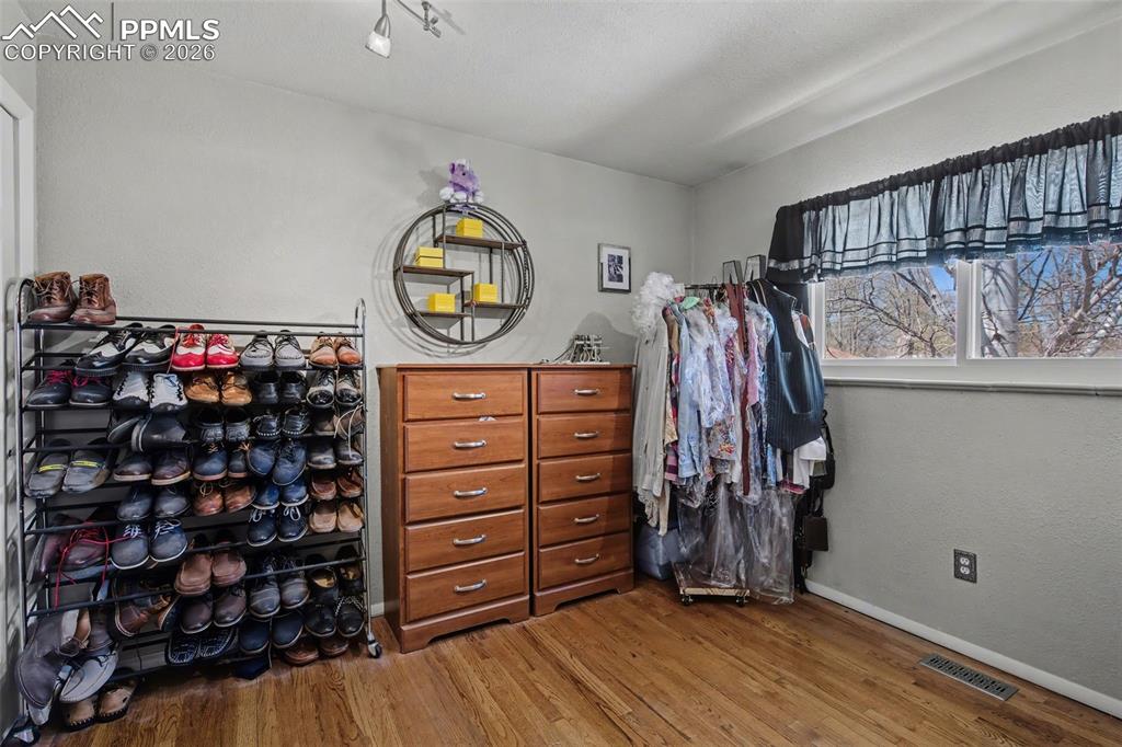 Image 14 of 28: Closet