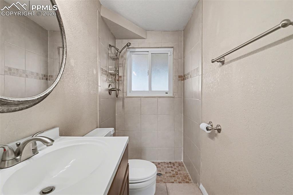 Image 22 of 28: Bathroom