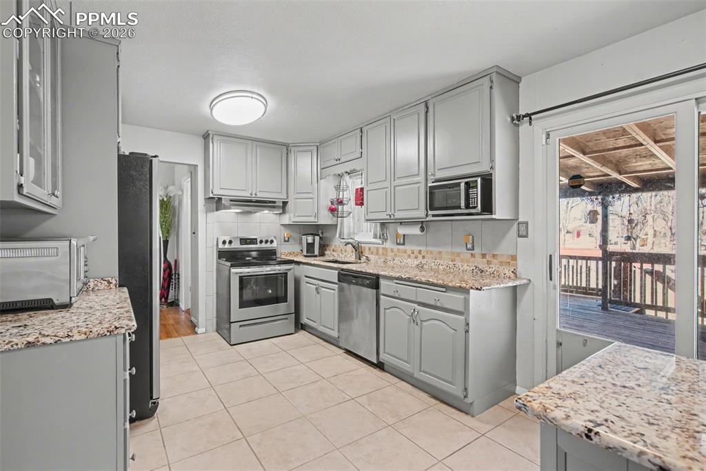 Image 8 of 28: Kitchen