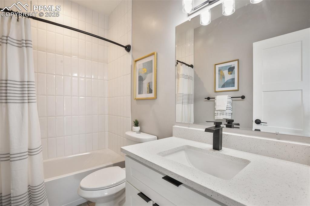 Image 16 of 36: Bathroom