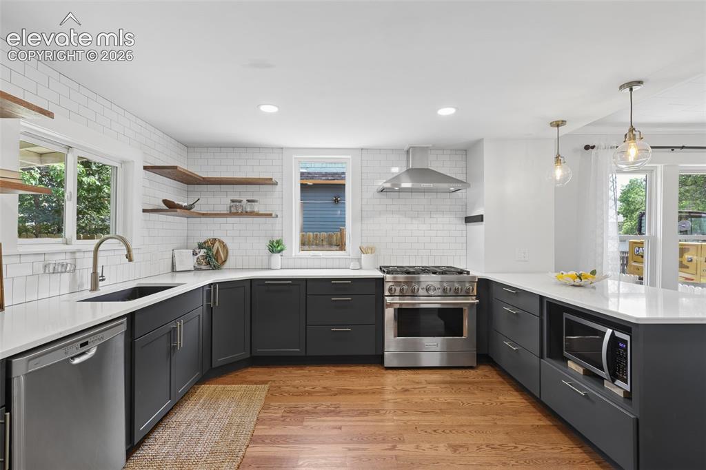 Image 16 of 47: Kitchen