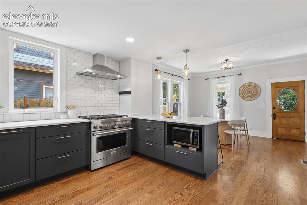 Image 17 of 47: Kitchen