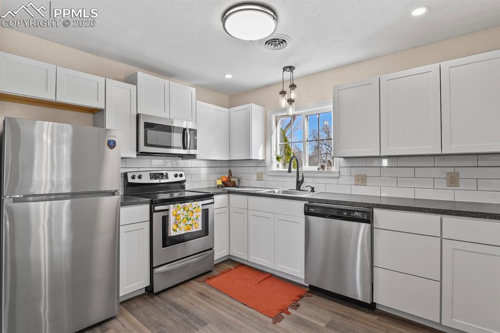 Image 10 of 20: Kitchen