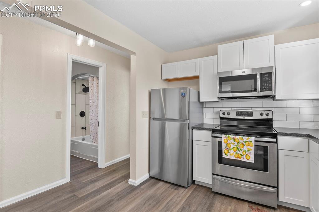 Image 11 of 20: Kitchen