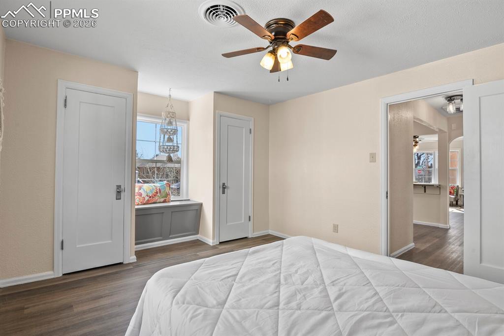 Image 14 of 20: Bedroom