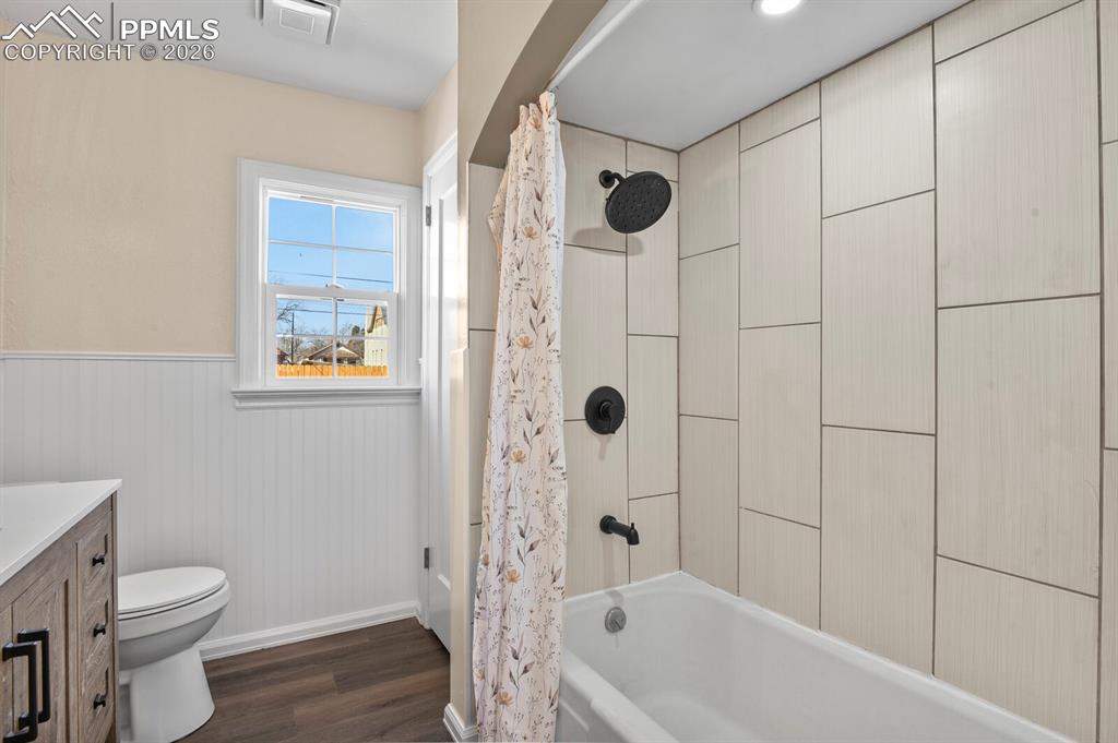 Image 16 of 20: Bathroom