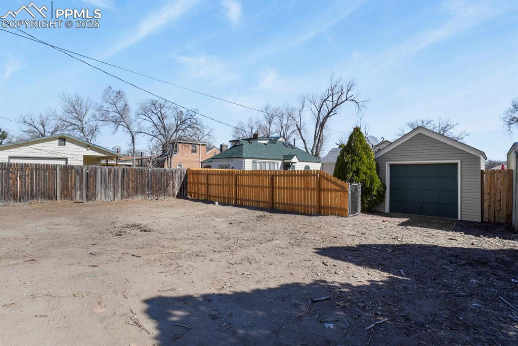 Image 20 of 20: Yard