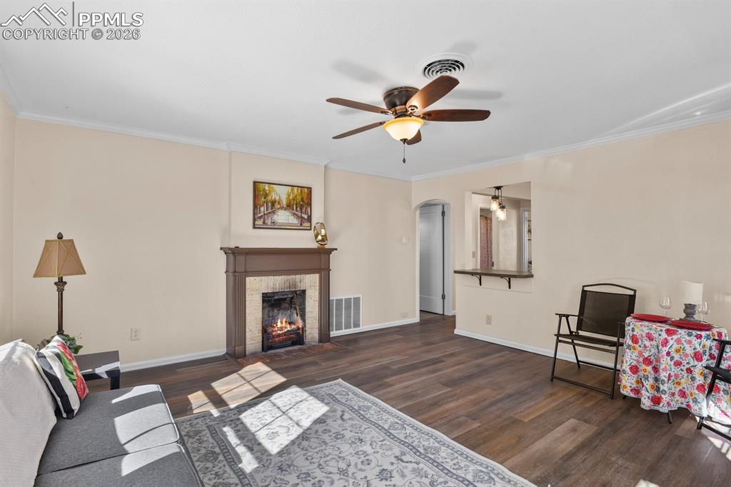 Image 3 of 20: Living Room