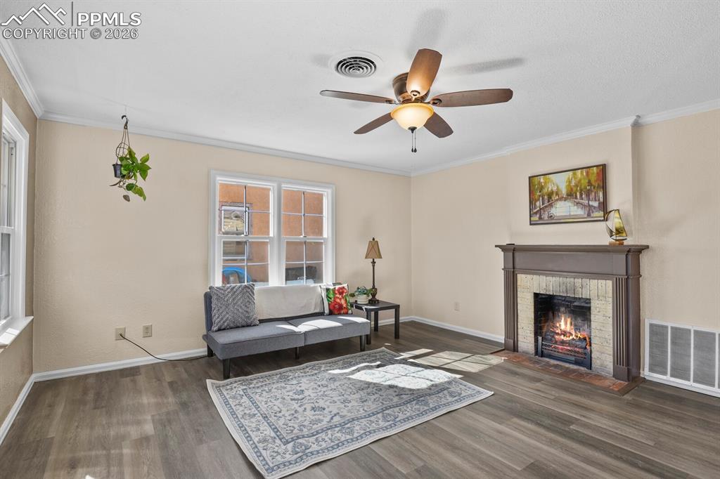 Image 4 of 20: Sitting Room