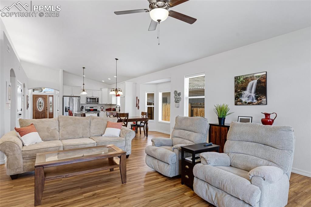 Image 18 of 41: Ceiling fan 