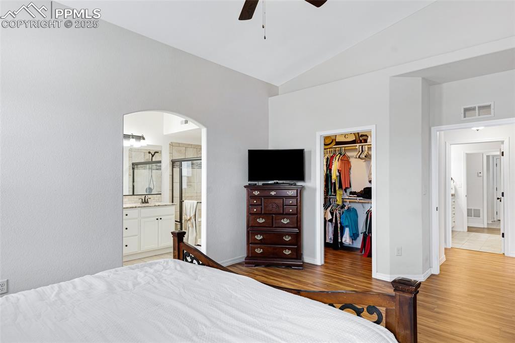 Image 21 of 41: Bedroom