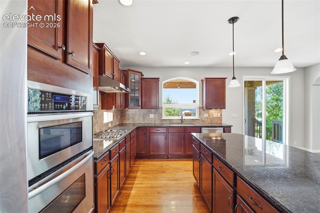 Image 18 of 49: Kitchen