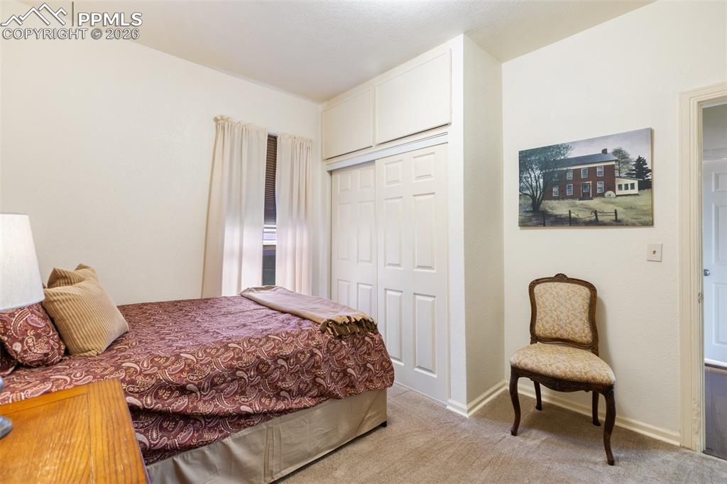 Image 21 of 37: Greenhouse kitchen window looks out to the back yard space. 