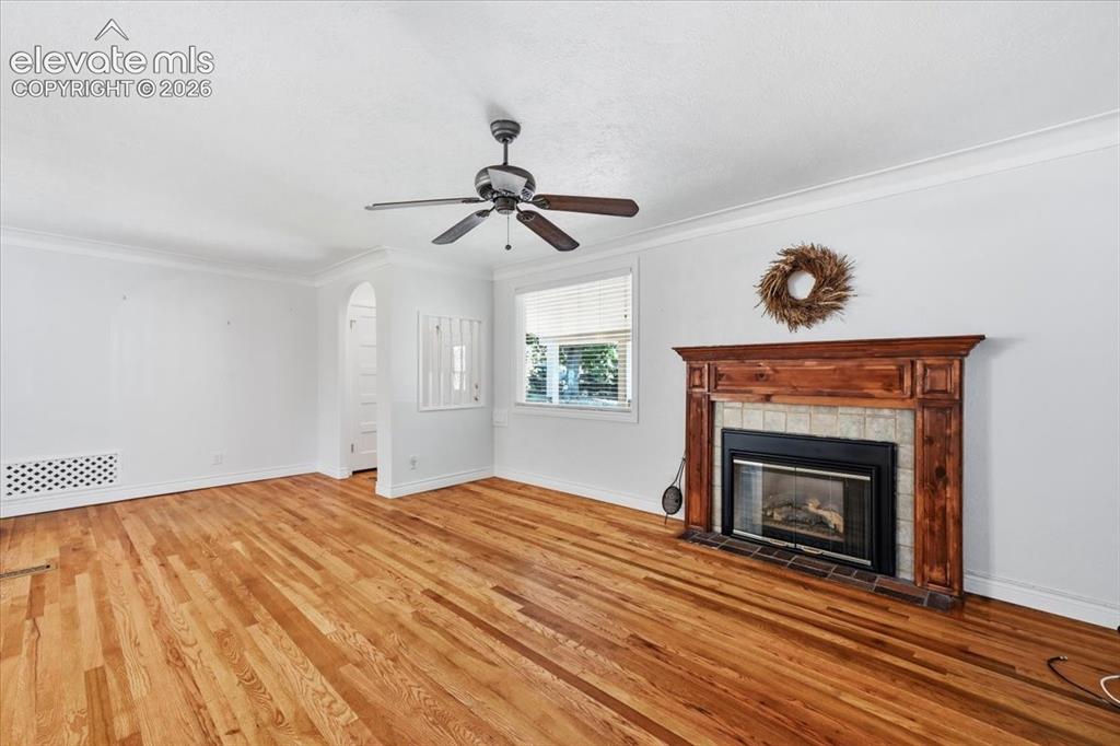 Image 18 of 43: Living Room