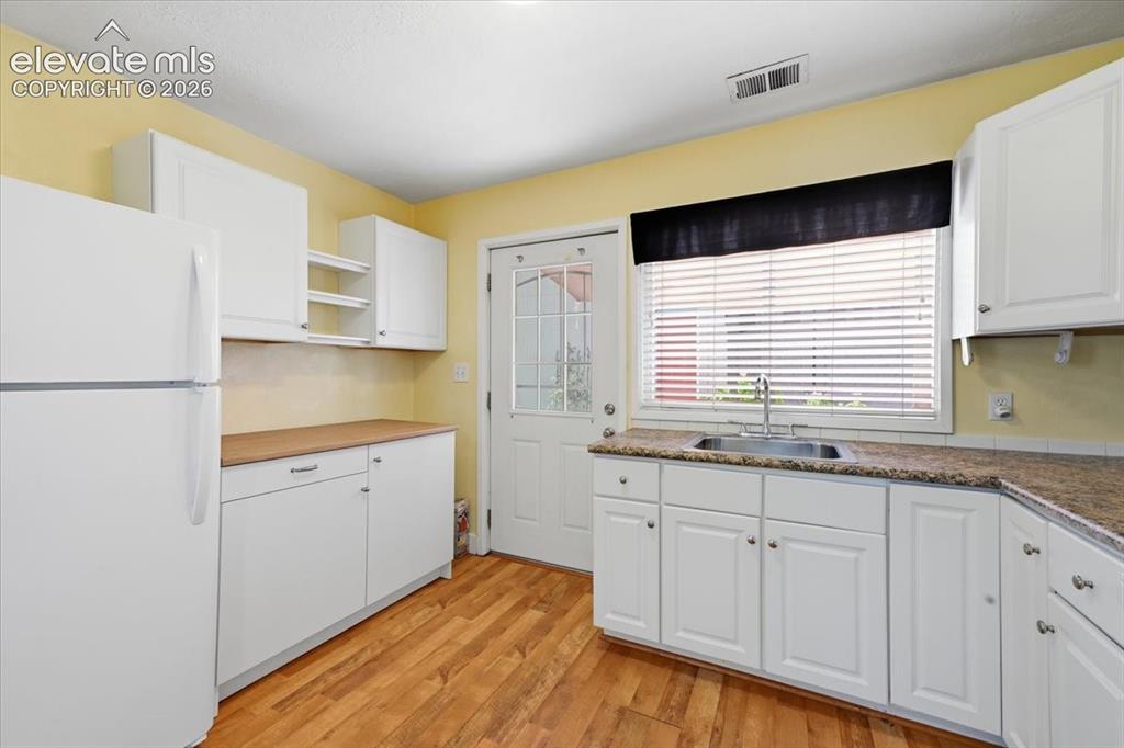 Image 35 of 43: Kitchen