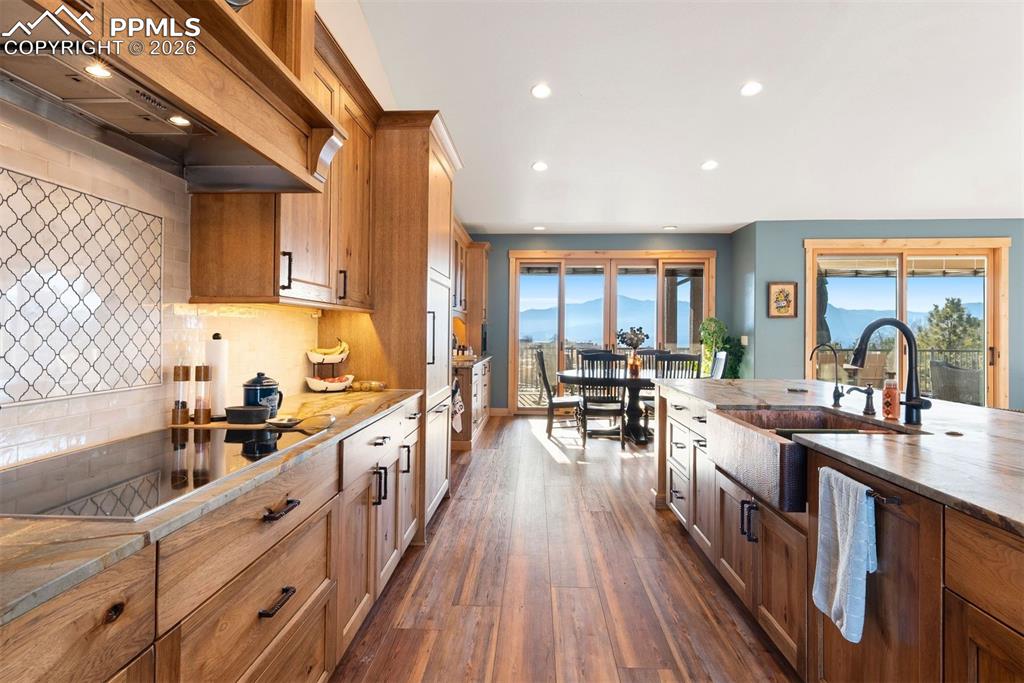 Image 12 of 50: Kitchen