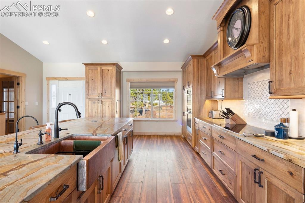 Image 14 of 50: Kitchen