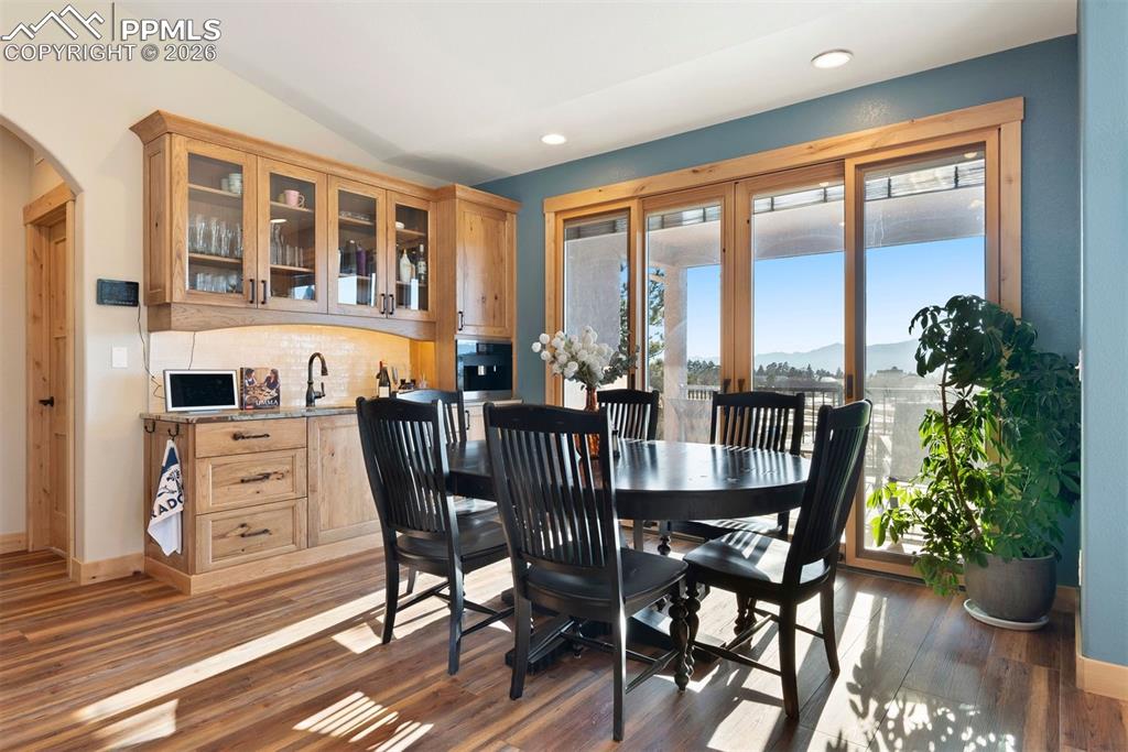 Image 15 of 50: Dining Area