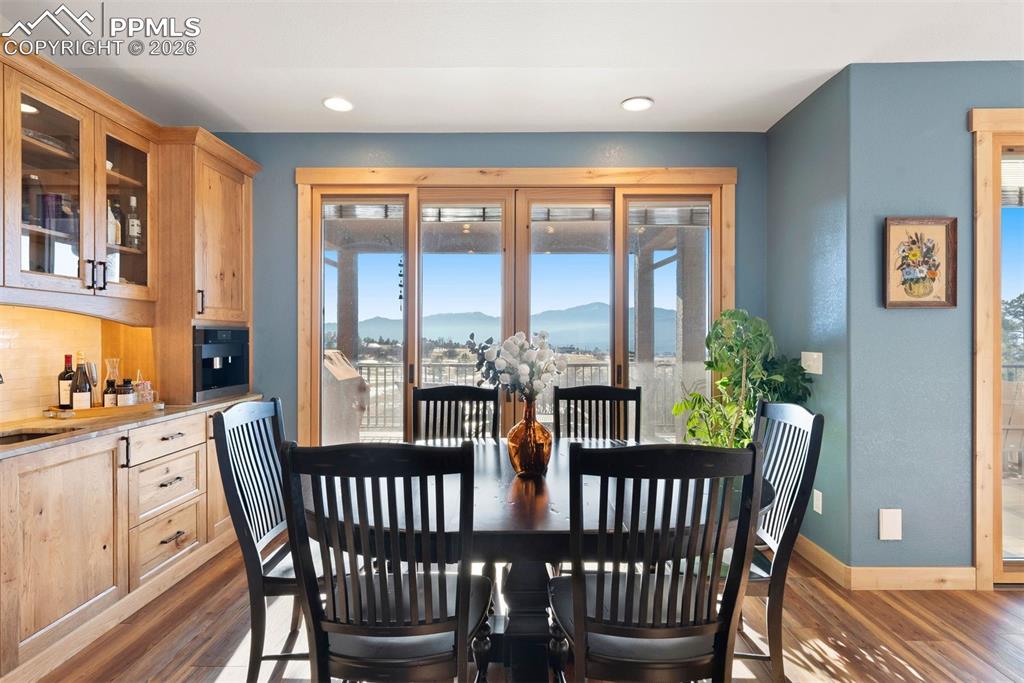 Image 16 of 50: Dining Area