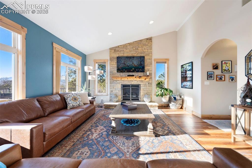 Image 19 of 50: Living Room