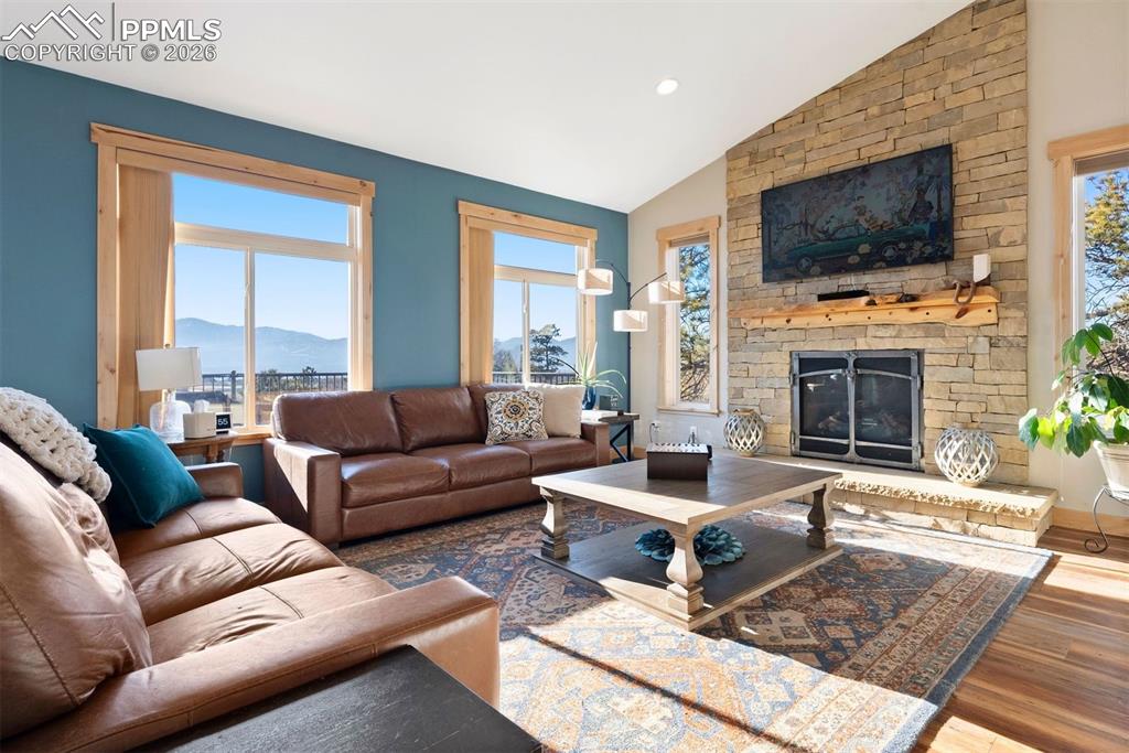 Image 20 of 50: Living Room