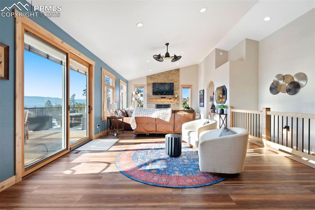 Image 23 of 50: Living Room