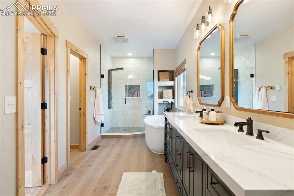 Image 26 of 50: Bathroom