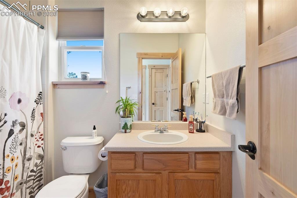 Image 31 of 50: Bathroom