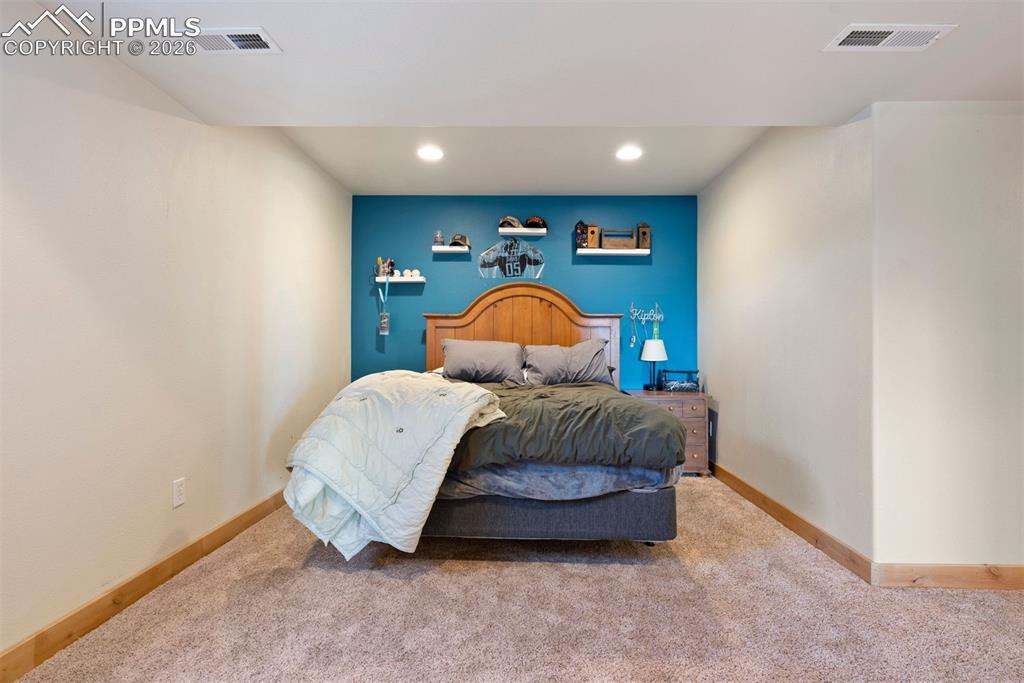 Image 37 of 50: Bedroom