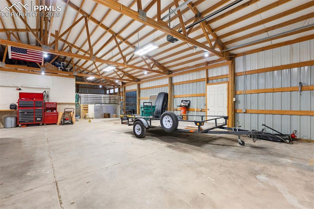 Image 41 of 50: Garage