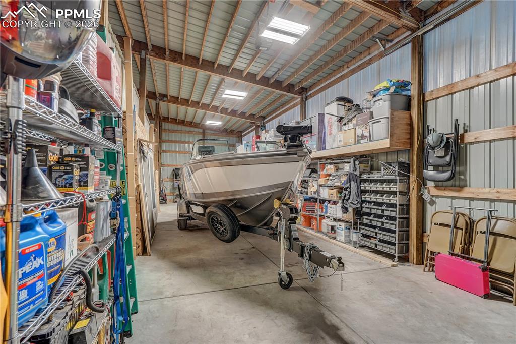 Image 42 of 50: Garage