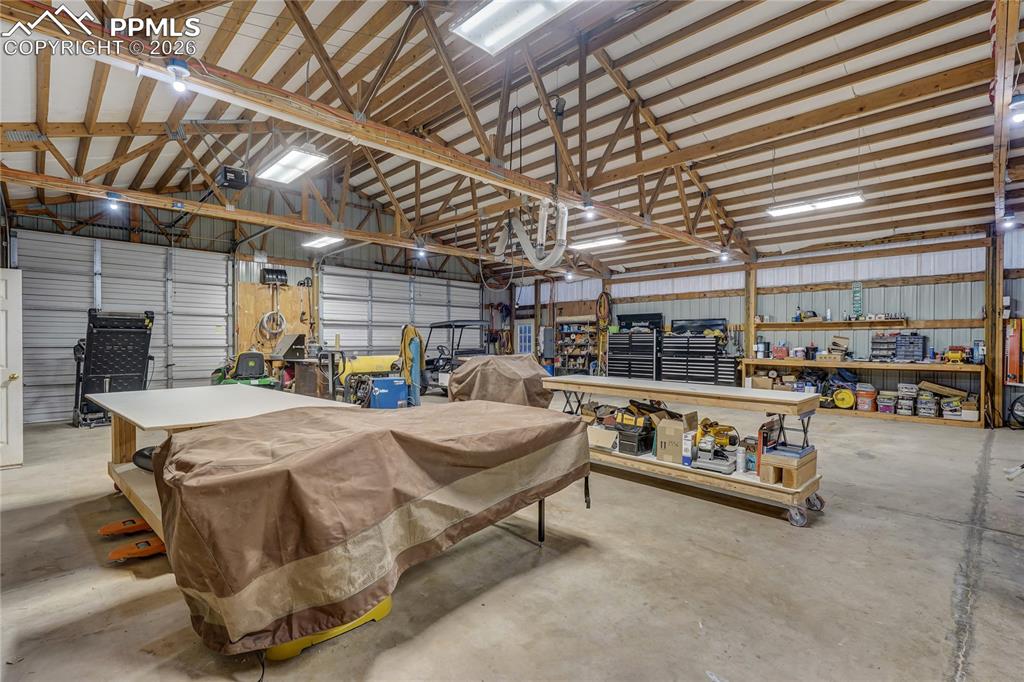 Image 43 of 50: Garage