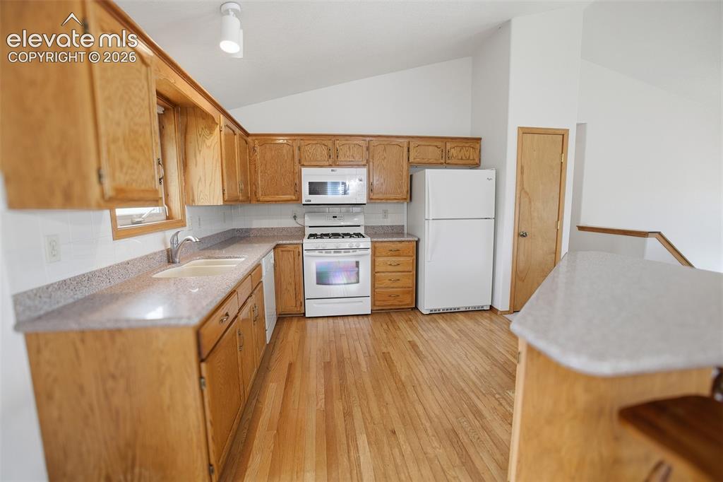 Image 7 of 36: Kitchen