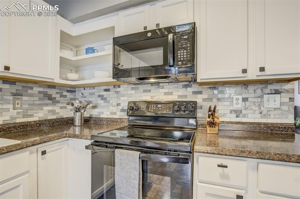 Image 10 of 44: Kitchen