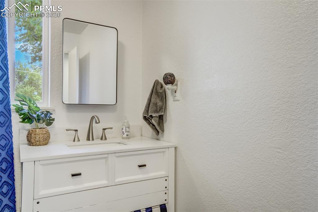 Image 23 of 44: Upstairs bathroom