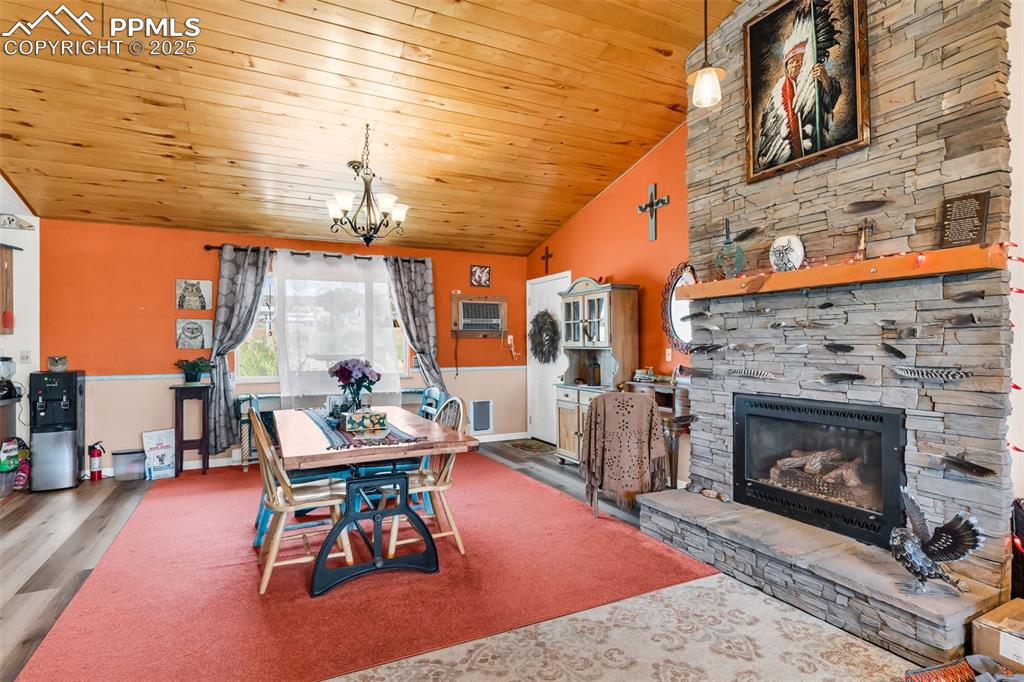 Image 11 of 45: Dining Area
