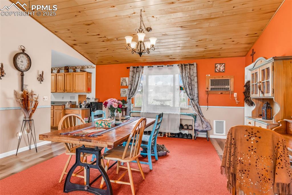 Image 14 of 45: Dining Area
