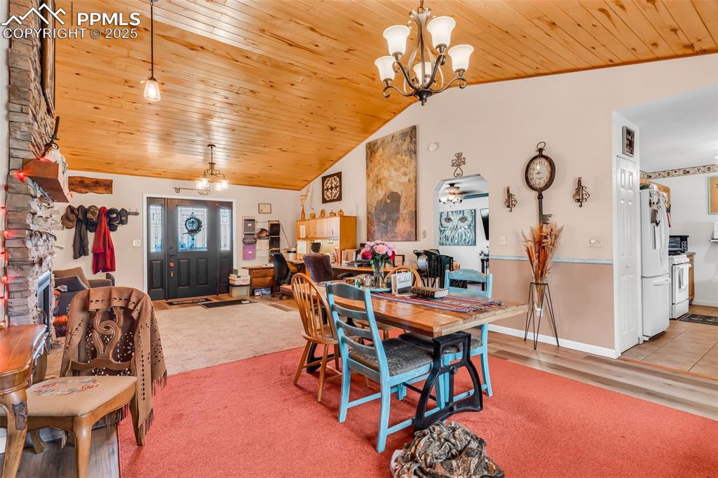 Image 15 of 45: Dining Area