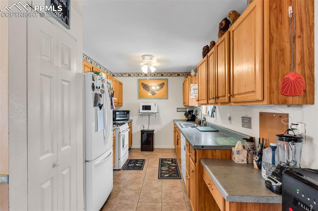 Image 17 of 45: Kitchen